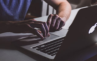 这球可惜！C罗精彩凌空弹射，但皮球击中横梁