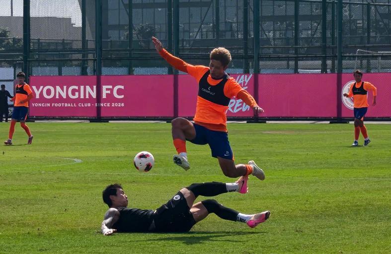 华体会app下载-泰山1-5惨败K2新军，两将配进一队！二雷浪回来了 新外援来自欧洲